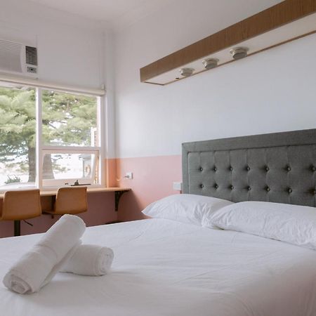 Black Swan Waterfront Motel (Adults Only) Swansea Bagian luar foto