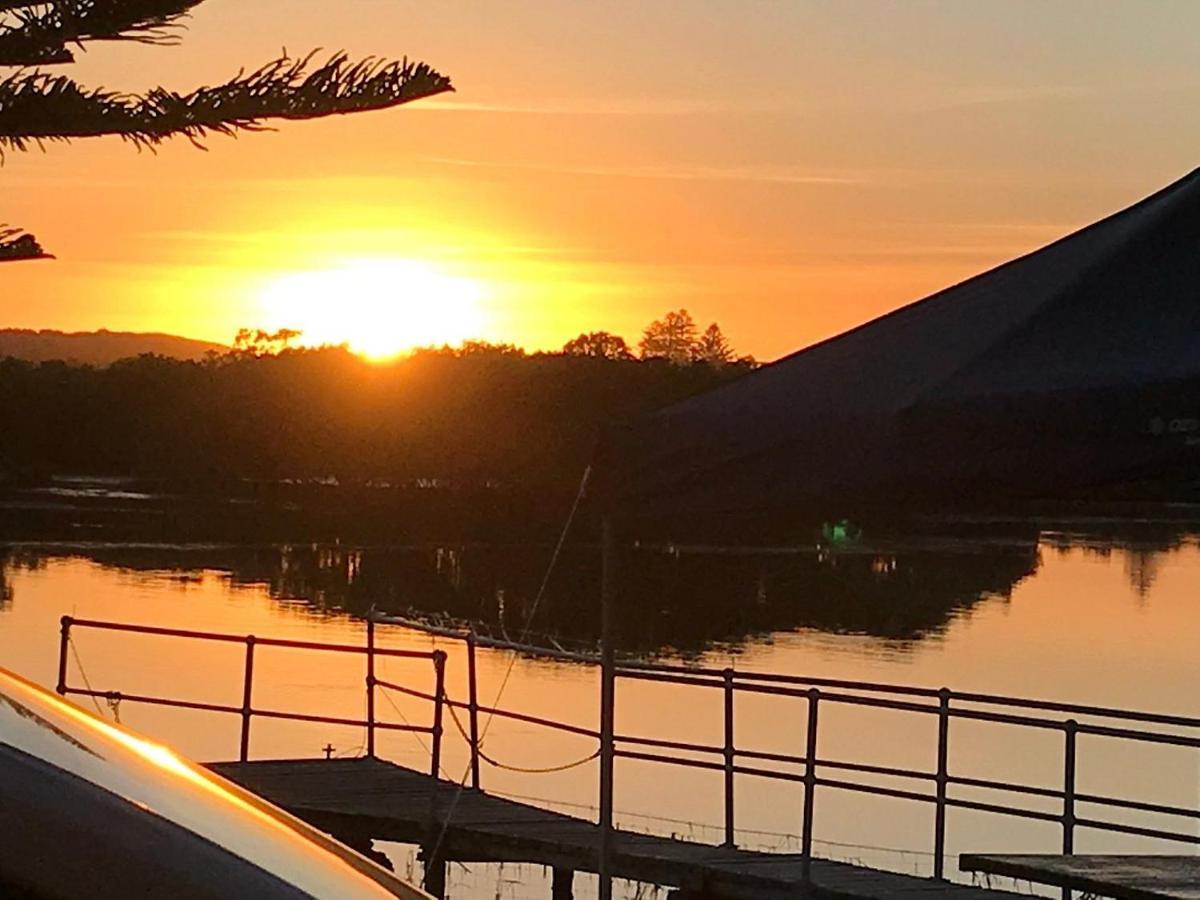 Black Swan Waterfront Motel (Adults Only) Swansea Bagian luar foto