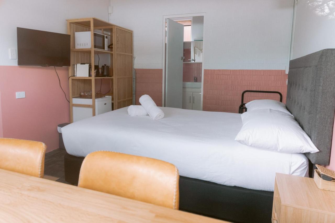 Black Swan Waterfront Motel (Adults Only) Swansea Bagian luar foto