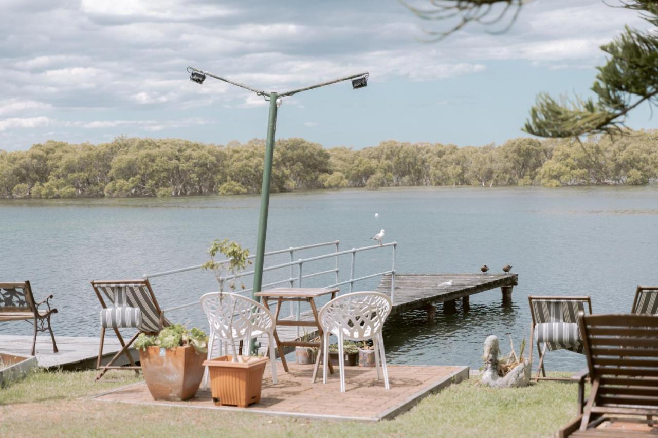 Black Swan Waterfront Motel (Adults Only) Swansea Bagian luar foto