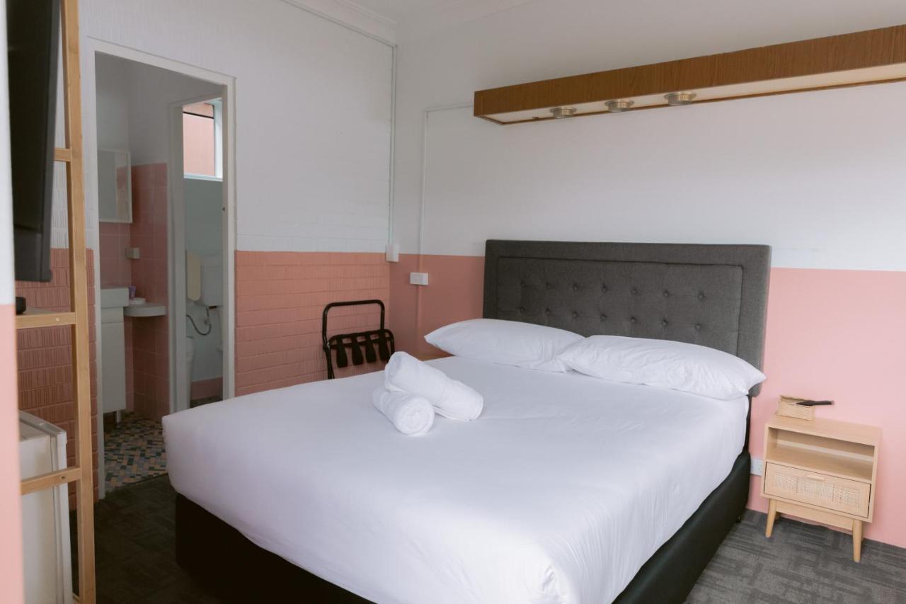 Black Swan Waterfront Motel (Adults Only) Swansea Bagian luar foto