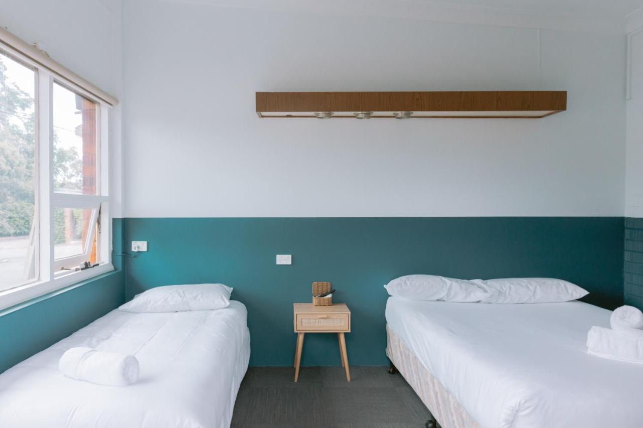 Black Swan Waterfront Motel (Adults Only) Swansea Bagian luar foto
