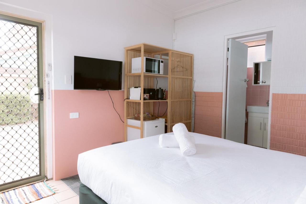 Black Swan Waterfront Motel (Adults Only) Swansea Bagian luar foto