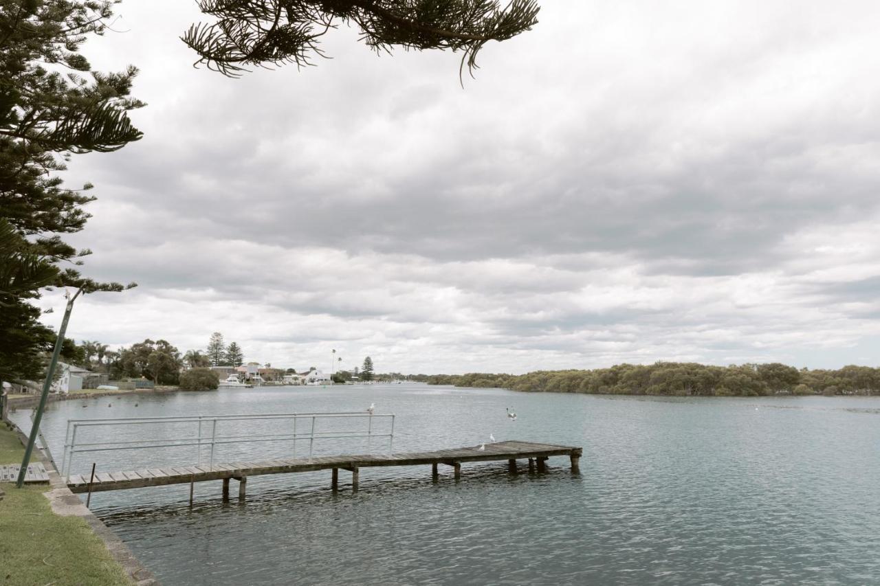Black Swan Waterfront Motel (Adults Only) Swansea Bagian luar foto