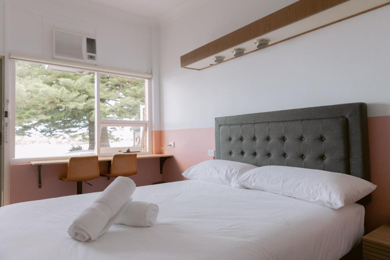 Black Swan Waterfront Motel (Adults Only) Swansea Bagian luar foto