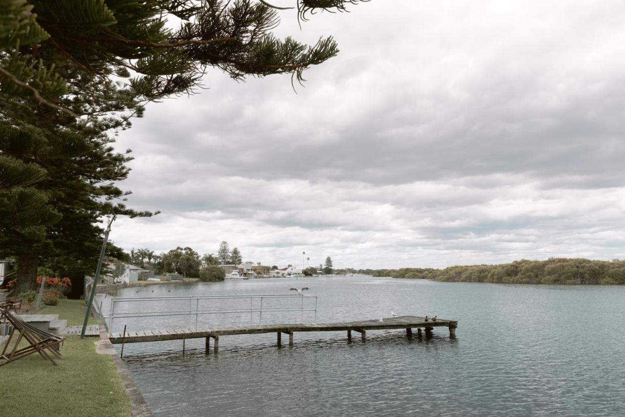Black Swan Waterfront Motel (Adults Only) Swansea Bagian luar foto