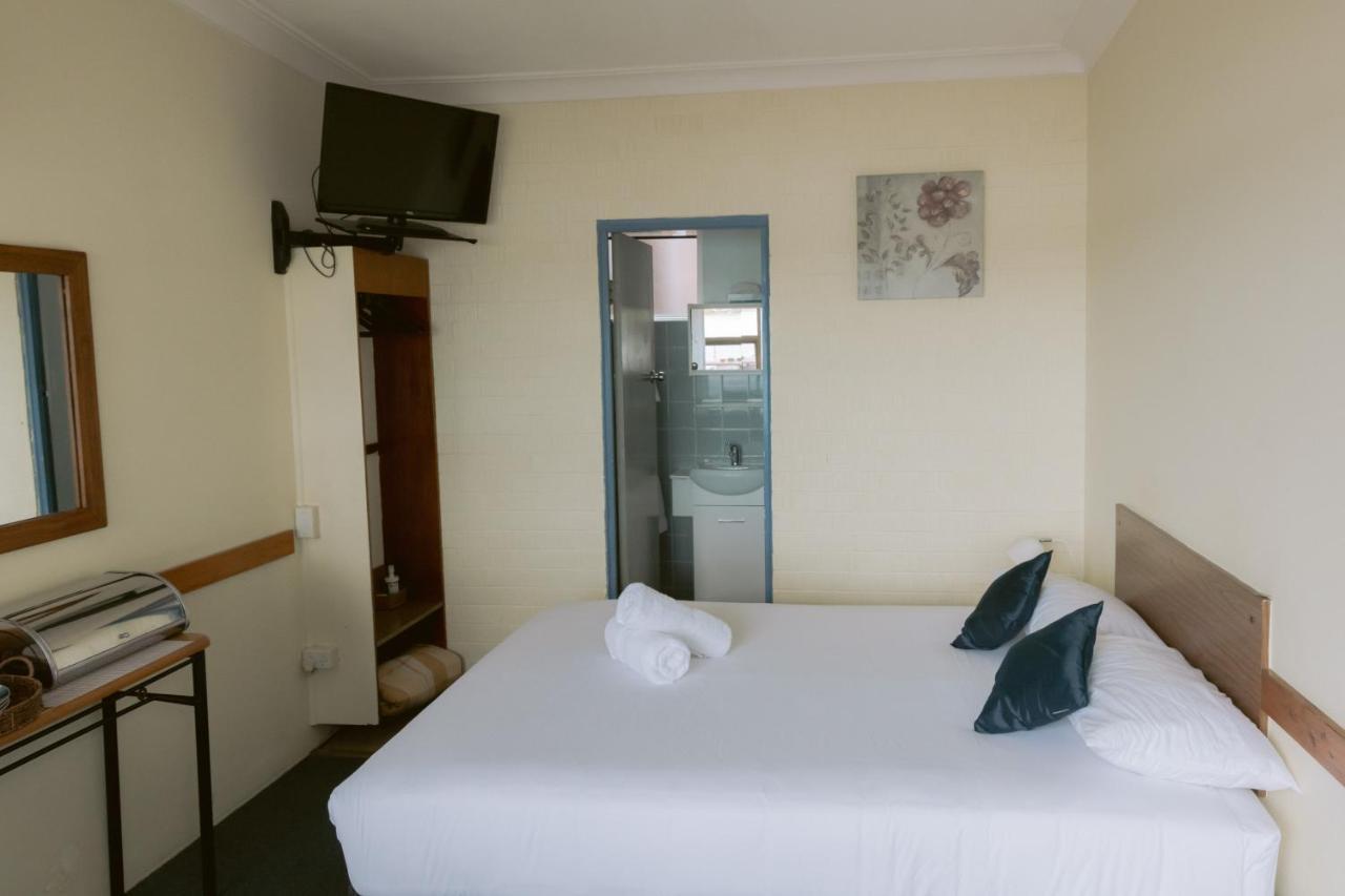 Black Swan Waterfront Motel (Adults Only) Swansea Bagian luar foto
