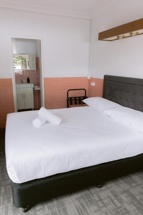 Black Swan Waterfront Motel (Adults Only) Swansea Bagian luar foto