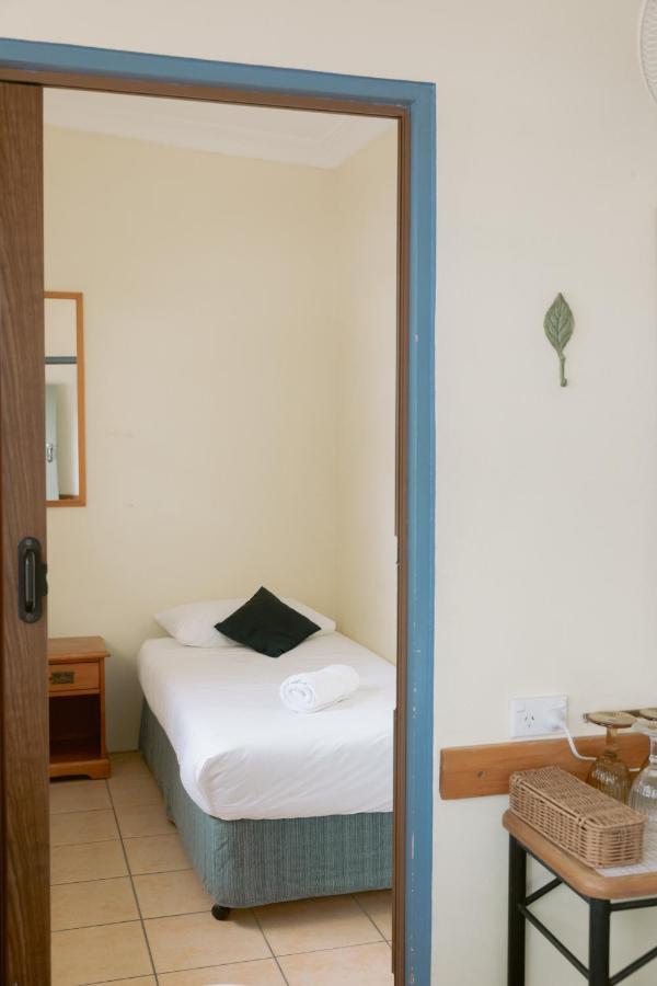 Black Swan Waterfront Motel (Adults Only) Swansea Bagian luar foto