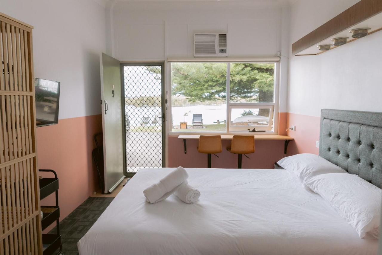 Black Swan Waterfront Motel (Adults Only) Swansea Bagian luar foto