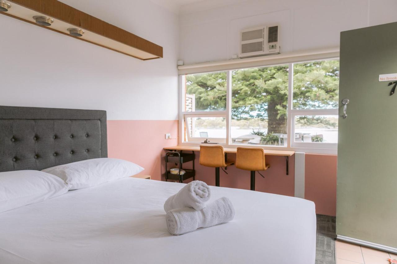 Black Swan Waterfront Motel (Adults Only) Swansea Bagian luar foto