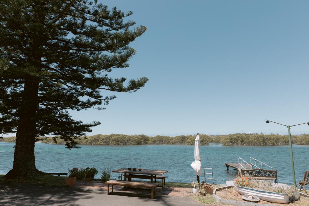 Black Swan Waterfront Motel (Adults Only) Swansea Bagian luar foto