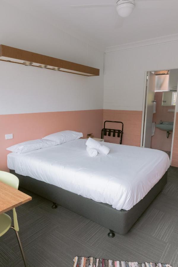 Black Swan Waterfront Motel (Adults Only) Swansea Bagian luar foto