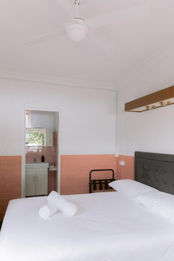 Black Swan Waterfront Motel (Adults Only) Swansea Bagian luar foto
