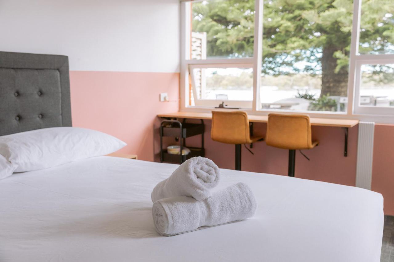 Black Swan Waterfront Motel (Adults Only) Swansea Bagian luar foto
