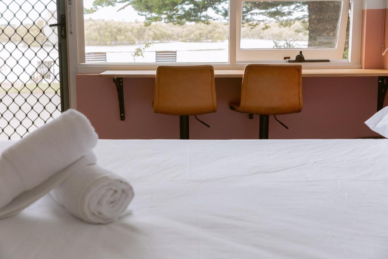 Black Swan Waterfront Motel (Adults Only) Swansea Bagian luar foto
