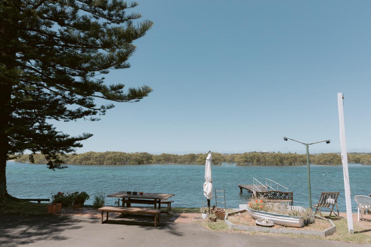 Black Swan Waterfront Motel (Adults Only) Swansea Bagian luar foto