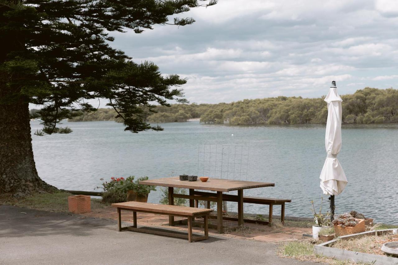 Black Swan Waterfront Motel (Adults Only) Swansea Bagian luar foto