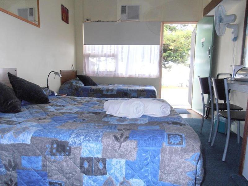 Black Swan Waterfront Motel (Adults Only) Swansea Bagian luar foto