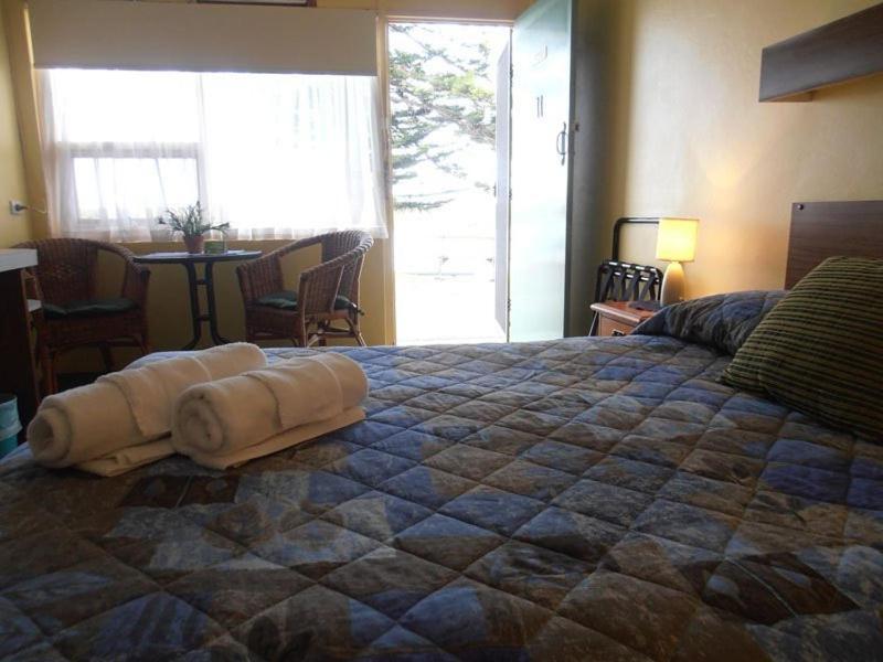 Black Swan Waterfront Motel (Adults Only) Swansea Bagian luar foto