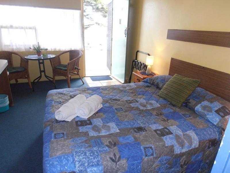 Black Swan Waterfront Motel (Adults Only) Swansea Bagian luar foto