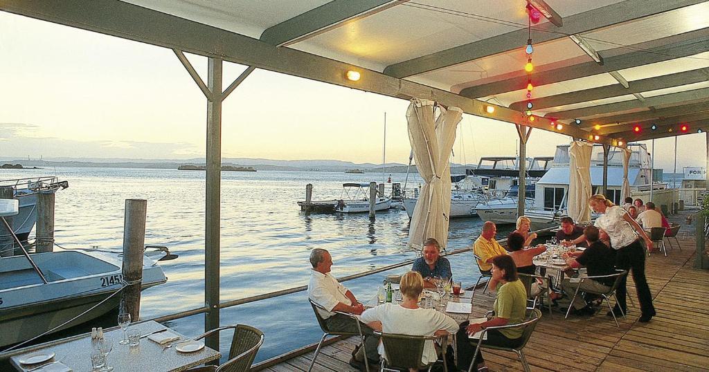 Black Swan Waterfront Motel (Adults Only) Swansea Bagian luar foto